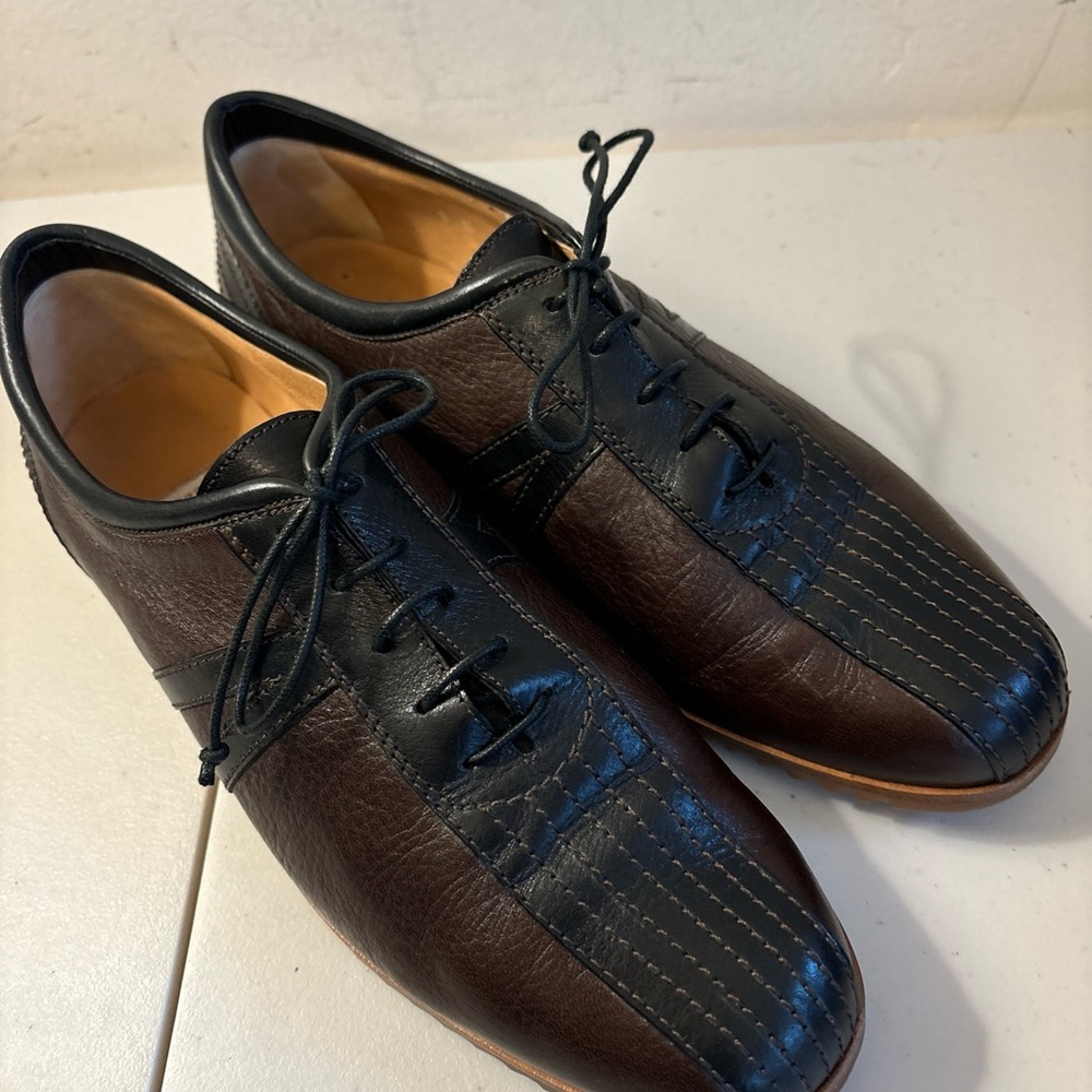 Brown Oxford Shoes with Textured Leather and Elegant Design